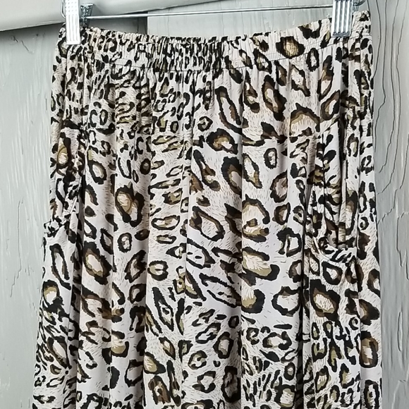 ANIMAL PRINT..baggy cropped/ankle pants - Picture 3 of 8